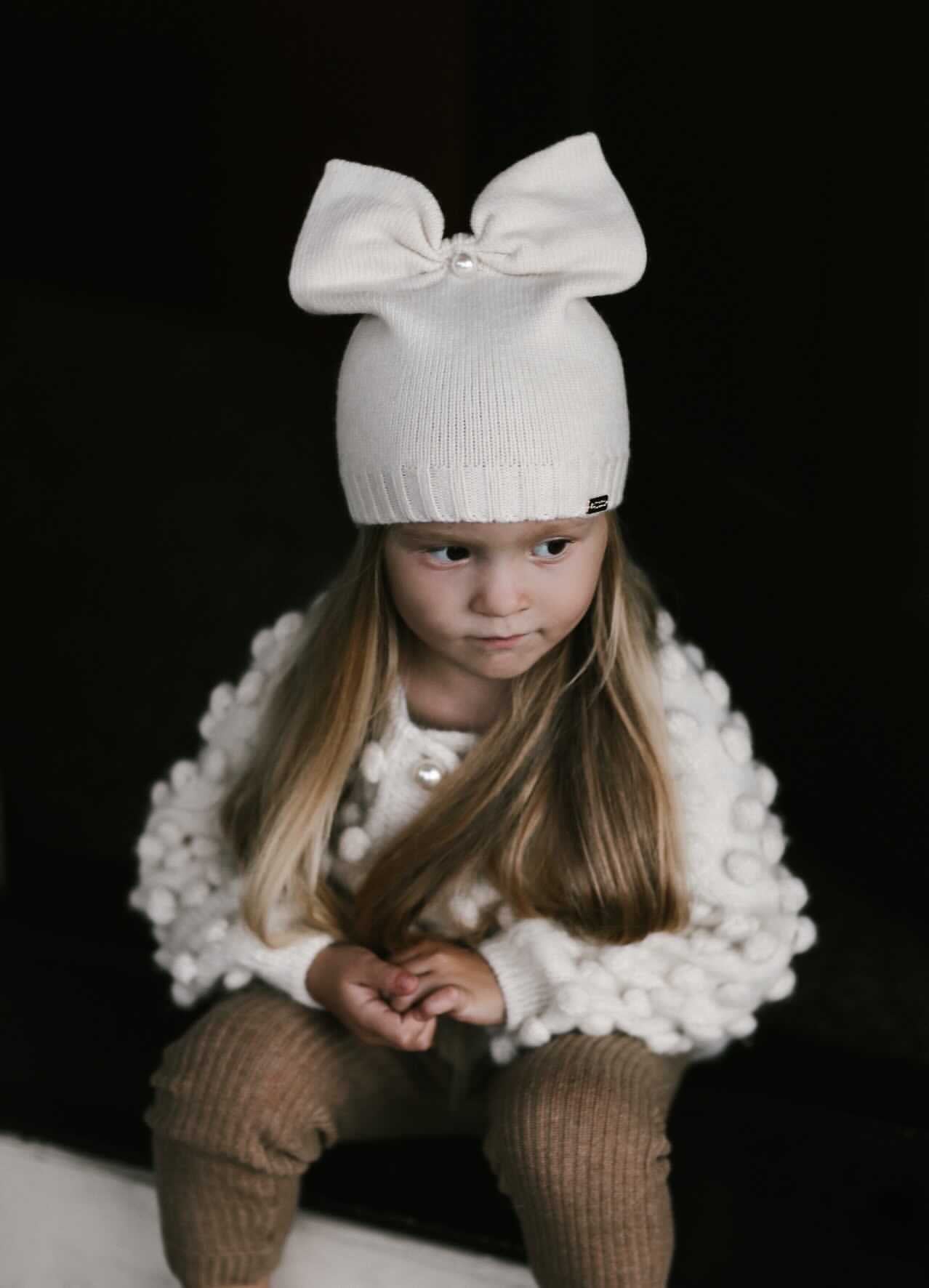 Knitted bow beanie hat / Cream